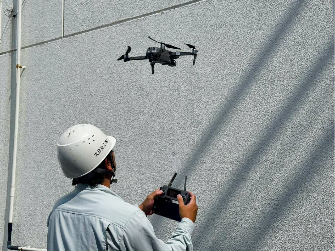ドローンによる建物外壁調査の様子
